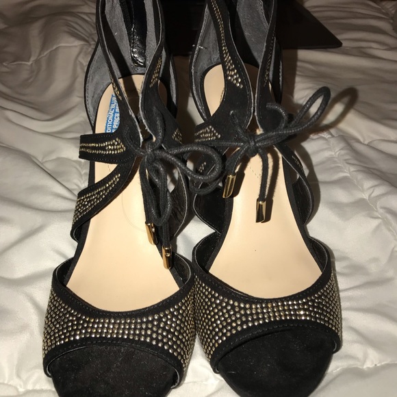 Black and gold heels. - Picture 2 of 3